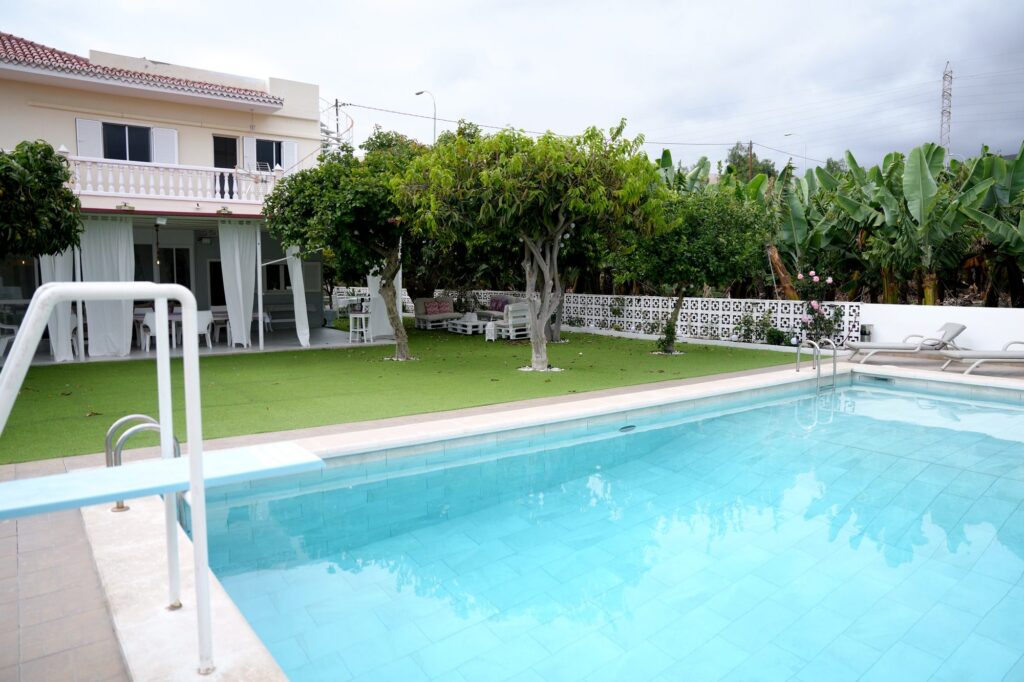Piscina e casa
